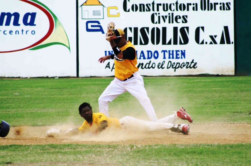 El segunda base de los Granjeros de Moca Randy Álvarez, pone out a un jugador de los Arroceros